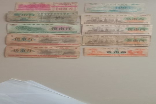 一位来自安徽省桐城市的张老师，有一些藏品和老物件，急需出手，有意者联系，价格好商量。