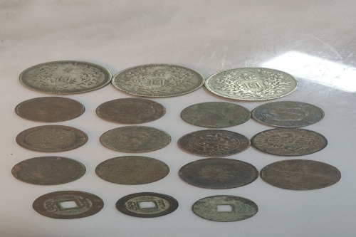 一位来自江苏省苏州市的李老师，有一些藏品和老物件，急需出手，有意者联系，价格好商量。