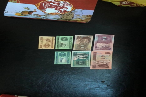 一位来住福建省平潭县的郑老师，有一些藏品和老物件，急需出手，有意者联系，价格好商量。