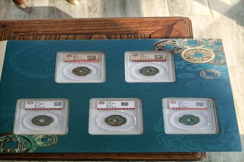 一位来自浙江省湖州市的樊老师，有一些藏品和很好的老物件，急需找到爱好的收藏家，有意者请联系我。目前藏友老师比较着急，只要您是真心诚意想要收藏，一切好商量。