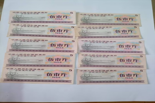 一位来自江西省的程老师，有一些藏品和老物件，急需出手，有意者联系，价格好商量。