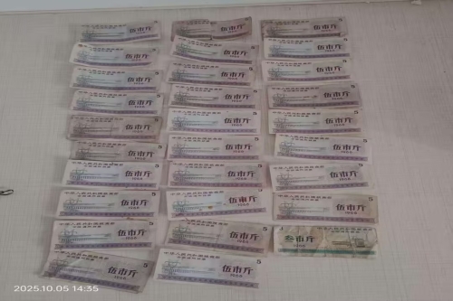 一位来自江苏省泰州市的干老师，有一些藏品和很好的老物件，急需找到爱好的收藏家，有意者请联系我。目前藏友老师比较着急，只要您是真心诚意想要收藏，一切好商量。