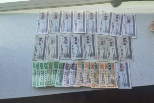 一位来自甘肃省嘉峪关市的张老师，有一些藏品和很好的老物件，急需找到爱好的收藏家，有意者请联系我。目前藏友老师比较着急，只要您是真心诚意想要收藏，一切好商量。