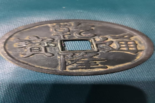 一位来自贵州省荔波的覃老师，有一些藏品和老物件，急需出手，有意者联系，价格好商量。