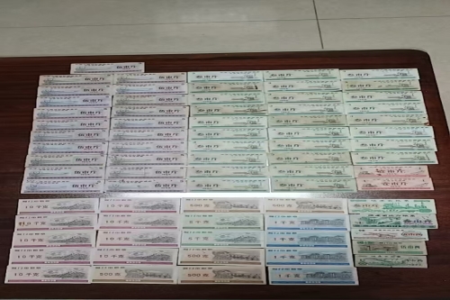 一位来自福建厦门的苏老师，有一些藏品和很好的老物件，急需找到爱好的收藏家，有意者请联系我。目前藏友老师比较着急，只要您是真心诚意想要收藏，一切好商量。