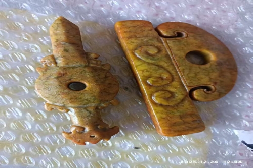 一位来自的黑龙江省哈尔滨的张老师，有一些藏品和很好的老物件，急需找到爱好的收藏家，有意者请联系我。目前藏友老师比较着急，只要您是真心诚意想要收藏，一切好商量。。