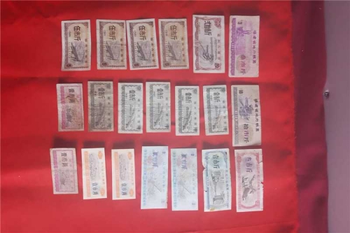 一位来自褔建省褔卅市的黄老师，有一些藏品和很好的老物件，急需找到爱好的收藏家，有意者请联系我。目前藏友老师比较着急，只要您是真心诚意想要收藏，一切好商量。