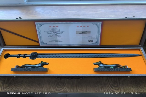 一位来自安徽省黄山市的谢老师，有一些藏品和很好的老物件，急需找到爱好的收藏家，有意者请联系我。目前藏友老师比较着急，只要您是真心诚意想要收藏，一切好商量。