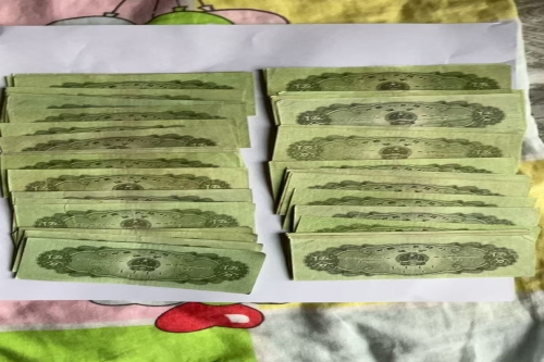 一位来自四川省成都市双流县的周老师，有一些藏品和很好的老物件，急需找到爱好的收藏家，有意者请联系我。目前藏友老师比较着急，只要您是真心诚意想要收藏，一切好商量。