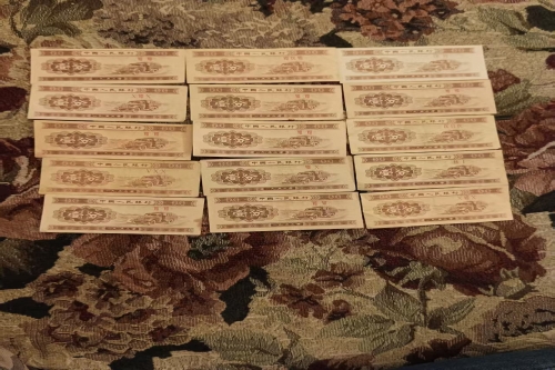  一位来自天津市的杨老师，有一些藏品和很好的老物件，急需找到爱好的收藏家，有意者请联系我。目前藏友老师比较着急，只要您是真心诚意想要收藏，一切好商量。