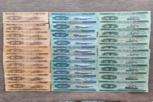 一位来自湖北省襄阳市的谭老师，有一些藏品和很好的老物件，急需找到爱好的收藏家，有意者请联系我。目前藏友老师比较着急，只要您是真心诚意想要收藏，一切好商量。