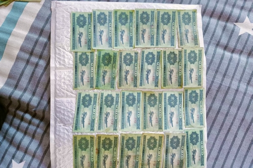 一位来自甘肃省定西市的罗老师，有一些藏品和很好的老物件，急需找到爱好的收藏家，有意者请联系我。目前藏友老师比较着急，只要您是真心诚意想要收藏，一切好商量。