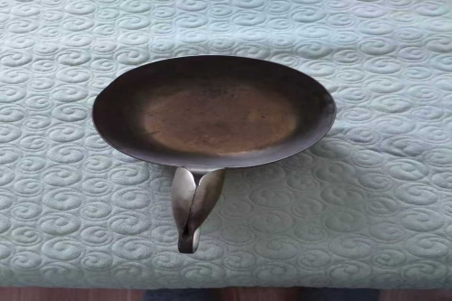 一位来自黑龙江省齐齐哈尔市的艾老师，有一些藏品和很好的老物件，急需找到爱好的收藏家，有意者请联系我。目前藏友老师比较着急，只要您是真心诚意想要收藏，一切好商量。