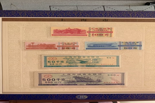 一位来住北京市东城区的张老师，有一些藏品和老物件，急需出手，有意者联系，价格好商量。