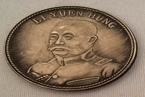 一位来自北京市西城区的房老师，有一些藏品和很好的老物件，急需找到爱好的收藏家，有意者请联系我。目前藏友老师比较着急，只要您是真心诚意想要收藏，一切好商量。