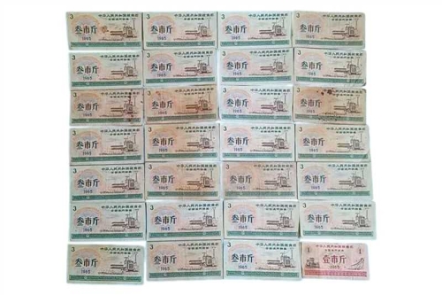 一位来自上海市普陀区的薛老师，有一些藏品和很好的老物件，急需找到爱好的收藏家，有意者请联系我。目前藏友老师比较着急，只要您是真心诚意想要收藏，一切好商量。