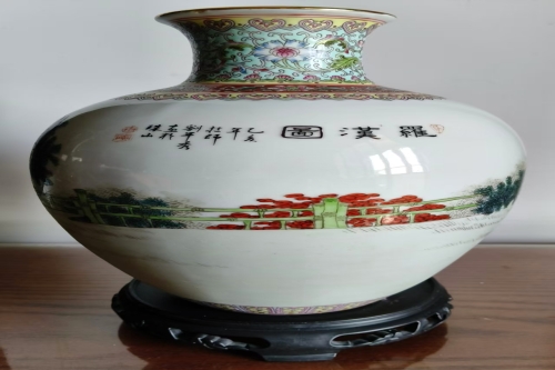 一位来住上海市嘉定区的张老师，有一些藏品和老物件，急需出手，有意者联系，价格好商量。