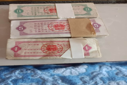 一位来自陕西省商洛市的杜老师，有一些藏品和很好的老物件，急需找到爱好的收藏家，有意者请联系我。目前藏友老师比较着急，只要您是真心诚意想要收藏，一切好商量。