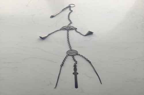 一位来住江西省宜春市的黄老师，有一些藏品和老物件，急需出手，有意者联系，价格好商量。