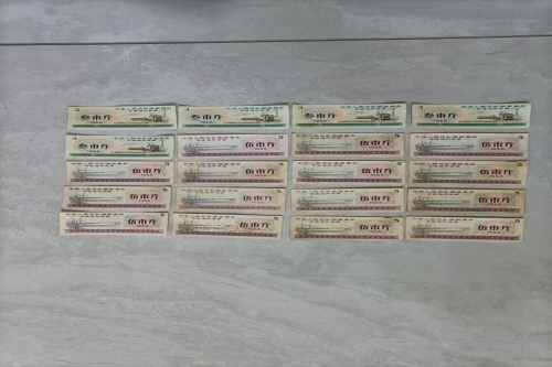 一位来自吉林省长春市的李老师，有一些藏品和很好的老物件，急需找到爱好的收藏家，有意者请联系我。目前藏友老师比较着急，只要您是真心诚意想要收藏，一切好商量。