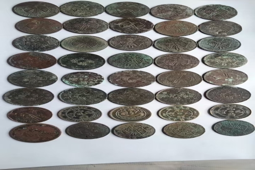 一位来自安徽省蒙城县的邵老师，有一些藏品和老物件，急需出手，有意者联系，价格好商量。