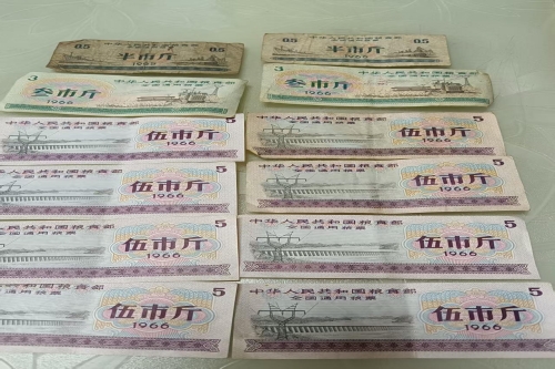 一位来自河北省保定市的陈老师，有一些藏品和很好的老物件，急需找到爱好的收藏家，有意者请联系我。目前藏友老师比较着急，只要您是真心诚意想要收藏，一切好商量。