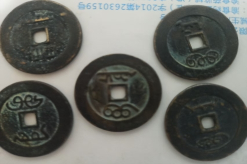 一位来自重庆市沙坪坝区的李老师，有一些藏品和很好的老物件，急需找到爱好的收藏家，有意者请联系我。目前藏友老师比较着急，只要您是真心诚意想要收藏，一切好商量。