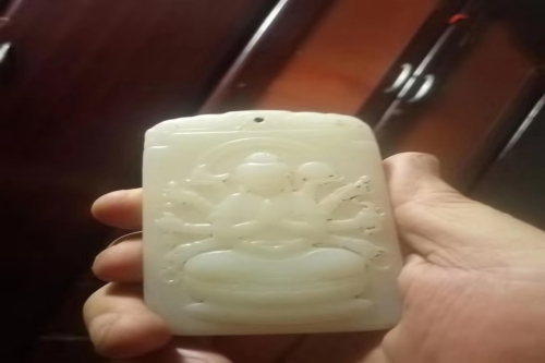 一位来自貴州省六盤水市的柳老师，有一些藏品和老物件，急需出手，有意者联系，价格好商量。