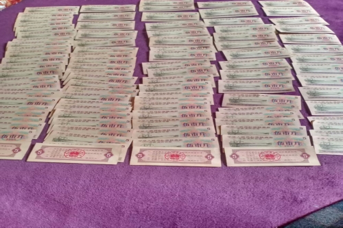 一位来自浙江省宁波市的杨老师，有一些藏品和很好的老物件，急需找到爱好的收藏家，有意者请联系我。目前藏友老师比较着急，只要您是真心诚意想要收藏，一切好商量。