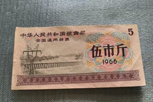 一位来自陕西省咸阳市👍的何老师，有一些藏品和老物件，急需出手，有意者联系，价格好商量。