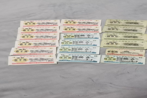 一位来自重庆市渝北区的罗老师，有一些藏品和很好的老物件，急需找到爱好的收藏家，有意者请联系我。目前藏友老师比较着急，只要您是真心诚意想要收藏，一切好商量。