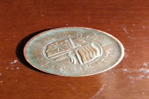 一位来自河南省新县的陈老师，有一些藏品和很好的老物件，急需找到爱好的收藏家，有意者请联系我。目前藏友老师比较着急，只要您是真心诚意想要收藏，一切好商量。