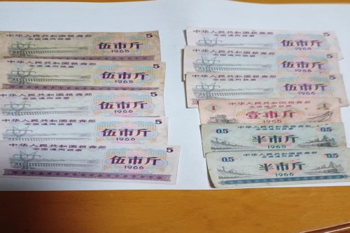 一位来自江西省南昌市的余老师，一些藏品和很好的老物件，急需找到爱好的收藏家，有意者请联系我。目前藏友老师比较着急，只要您是真心诚意想要收藏，一切好商量。