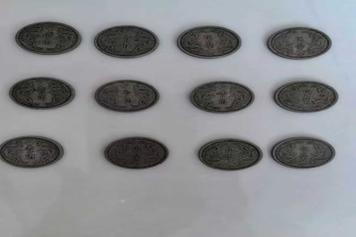 一位来自内蒙古锡林郭勒盟多伦县的王老师，有一些藏品和很好的老物件，急需找到爱好的收藏家，有意者请联系我。目前藏友老师比较着急，只要您是真心诚意想要收藏，一切好商量。