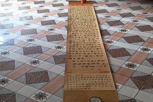 一位来自云南省的牛老师，有一些藏品和老物件，急需出手，有意者联系，价格好商量。