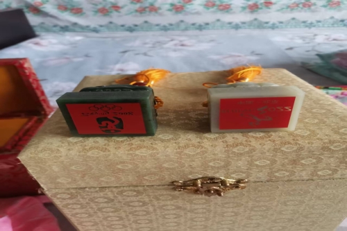 一位来住河北省邢台市的梁老师，有一些藏品和老物件，急需出手，有意者联系，价格好商量。