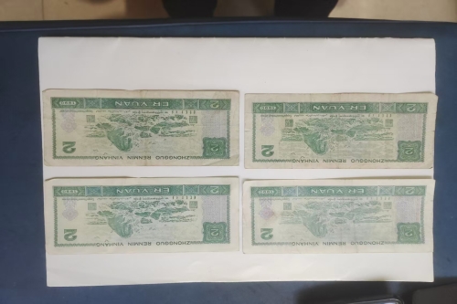 一位来自陕西省汉中市的肖老师，有一些藏品和很好的老物件，急需找到爱好的收藏家，有意者请联系我。目前藏友老师比较着急，只要您是真心诚意想要收藏，一切好商量。