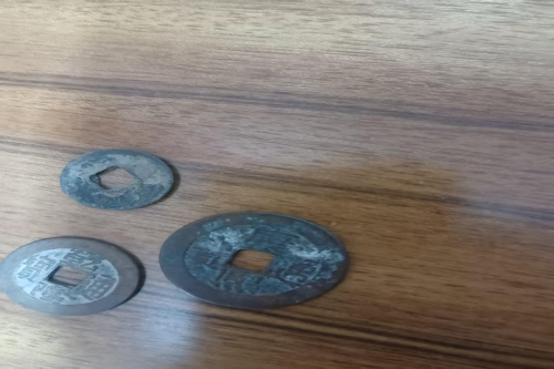 一位来自江苏省的钱老师，有一些藏品和老物件，急需出手，有意者联系，价格好商量。 