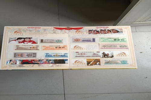 一位来住山东省淄博市的庞老师。有一些藏品和老物件，急需出手，有意者联系，价格好商量。