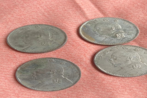 一位来住安徽省黄山市的张老师，有一些藏品和老物件，急需出手，有意者联系，价格好商量。