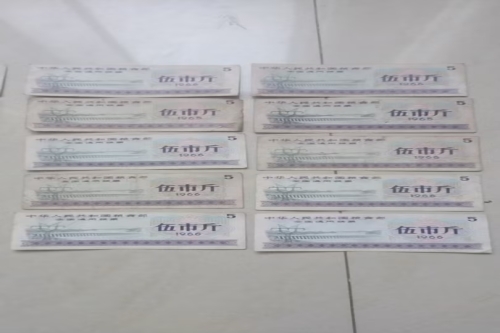 一位来自云南省曲靖市的杨老师，有一些藏品和老物件，急需出手，有意者联系，价格好商量。