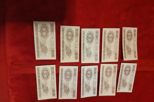 一位来住山东省青岛市的李老师，有一些藏品和老物件，急需出手，有意者联系，价格好商量