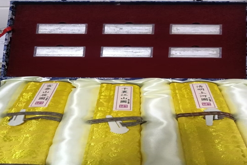 一位来自的新疆昌吉市的王老师，有一些藏品和很好的老物件，急需找到爱好的收藏家，有意者请联系我。目前藏友老师比较着急，只要您是真心诚意想要收藏，一切好商量。