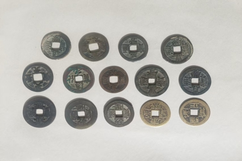 一位来自辽宁省丹东市的张老师，有一些藏品和很好的老物件，急需找到爱好的收藏家，有意者请联系我。目前藏友老师比较着急，只要您是真心诚意想要收藏，一切好商量。