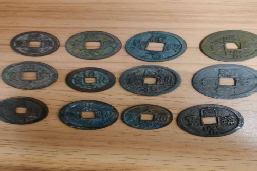 一位来自湖北省荆州市的胡老师，有一些藏品和很好的老物件，急需找到爱好的收藏家，有意者请联系我。目前藏友老师比较着急，只要您是真心诚意想要收藏，一切好商量。