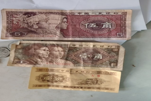 一位来住山东省聊城市的孙老师。有一些藏品和老物件，急需出手，有意者联系，价格好商量。