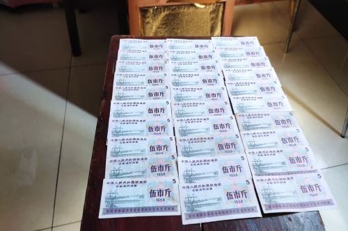 一位来自杭州市上城区的俞老师，有一些藏品和老物件，急需出手，有意者联系，价格好商量。