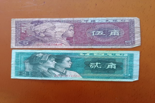 一位来自浙江省的许老师，有一些藏品和老物件，急需出手，有意者联系，价格好商量。 