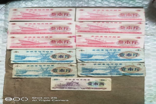 一位来自安徽省安庆市的余老师，有一些藏品和很好的老物件，急需找到爱好的收藏家，有意者请联系我。目前藏友老师比较着急，只要您是真心诚意想要收藏，一切好商量。