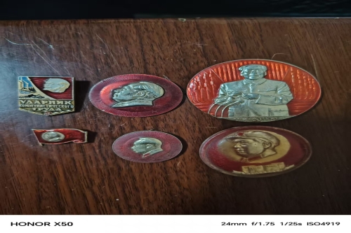 一位来自新疆伊犁哈萨克自治州的穆老师，有一些藏品和老物件，急需出手，有意者联系，价格好商量。